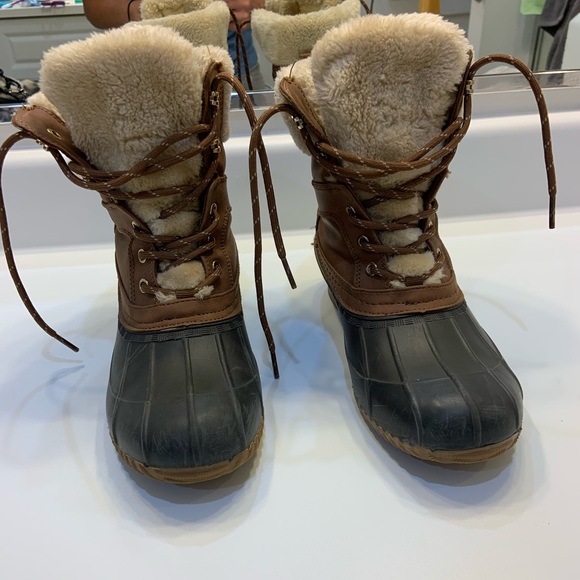 Tommy Hilfiger Rain Duck boot size Medium. Boot good for rain or snow - Picture 3 of 12